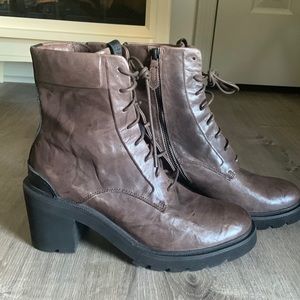 Like new!! Women’s combat Frye leather boots. Size 11 BROWN.